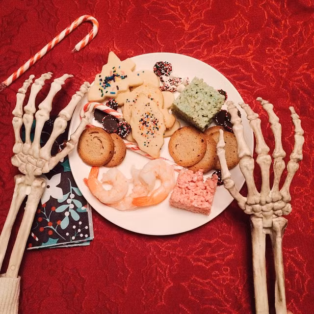  Với sự sáng tạo của mình, Dana đã lập cho bộ xương Halloween yêu thích của mình một tài khoản Instagram lấy tên là Skellie và chia sẻ mọi hình ảnh về cuộc sống như một cô nàng thực thụ của nàng xương Skellie. 