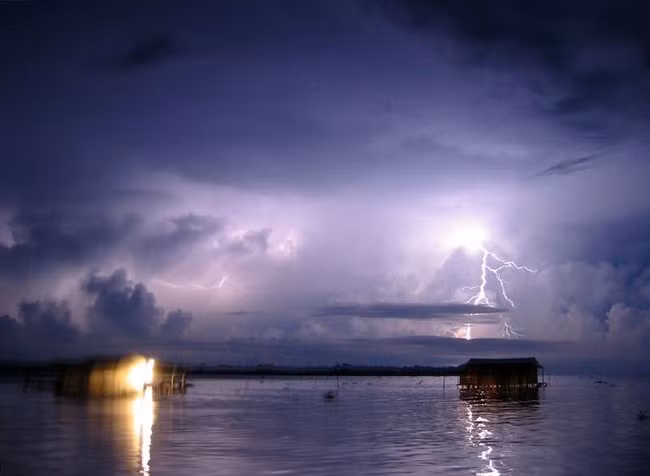Hồ Maracaibo (Venezuela) là địa danh thường bị sét đánh nhất hành tinh với 160 đêm trong một năm và 10 giờ mỗi ngày.
