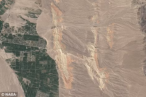 “H”: Hình ảnh một con sông chảy theo dạng hình chữ H qua các rặng núi phía tây nam Kyrgyzstan.