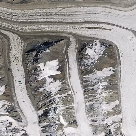 'M': Vệ tinh Landsat 8 chụp hình ảnh các sông băng ở dãy núi Thiên Sơn, phía đông bắc Kyrgyzstan.