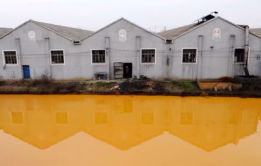 Ô nhiễm nước sông nặng nề từ nhà máy sản xuất đinh ở Gia Hưng, Chiết Giang.