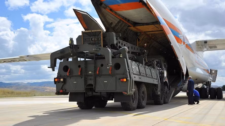 Tổng thống Thổ Nhĩ Kỳ Tayyiv Erdogan trước đó cũng để ngỏ khả năng sẽ sớm triển khai S-400 tại khu vực biên giới để khóa chặt bầu trời miền Bắc Syria, đề phòng các cuộc tấn công đường không chống lại họ.