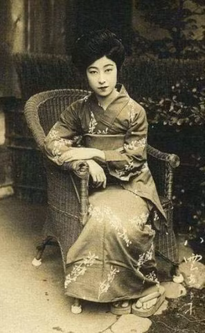 Vẻ đẹp sắc sảo và “chuẩn” Nhật của Emiko Yagumo (1903 – 1979) – một diễn viên nổi tiếng của xử sở mặt trời mọc vào đầu thế kỉ 20. (Ảnh: Internet).