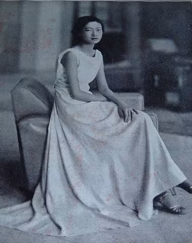 Sau khi chế độ Quân chủ Việt Nam sụp đổ, Nam Phương Hoàng hậu rời Việt Nam năm 1947. Những năm cuối đời, bà sống lặng lẽ cùng các con tại Perche, một làng cổ ở Chabrignac, tỉnh Corrèze, vùng Limousin nước Pháp.