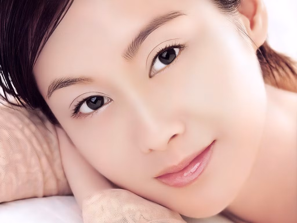 Lông mày trăng non: Người phụ nữ có lông mày trăng non là người phụ nữ thông tuệ, tinh tế. Đặc điểm của lông mày trăng non (còn gọi là Tân Nguyệt Mi) như sau: Lông mày phải mịn màng, không thô ráp. Chiều mọc xuôi, không bị tán xạ, phải rõ nét. Dáng mọc cong đều, hình thể thanh tao như trăng non. Chiều dài lông mày phải quá mắt. Người phụ nữ có lông mày hình trăng non thì cực kỳ tinh tế, để ý đến việc to, việc nhỏ, hành xử khéo léo, được công việc nhưng thuận lòng người. Chủ về thông tuệ, nghĩa là có hiểu biết, ham học hỏi trong cuộc sống hằng ngày.