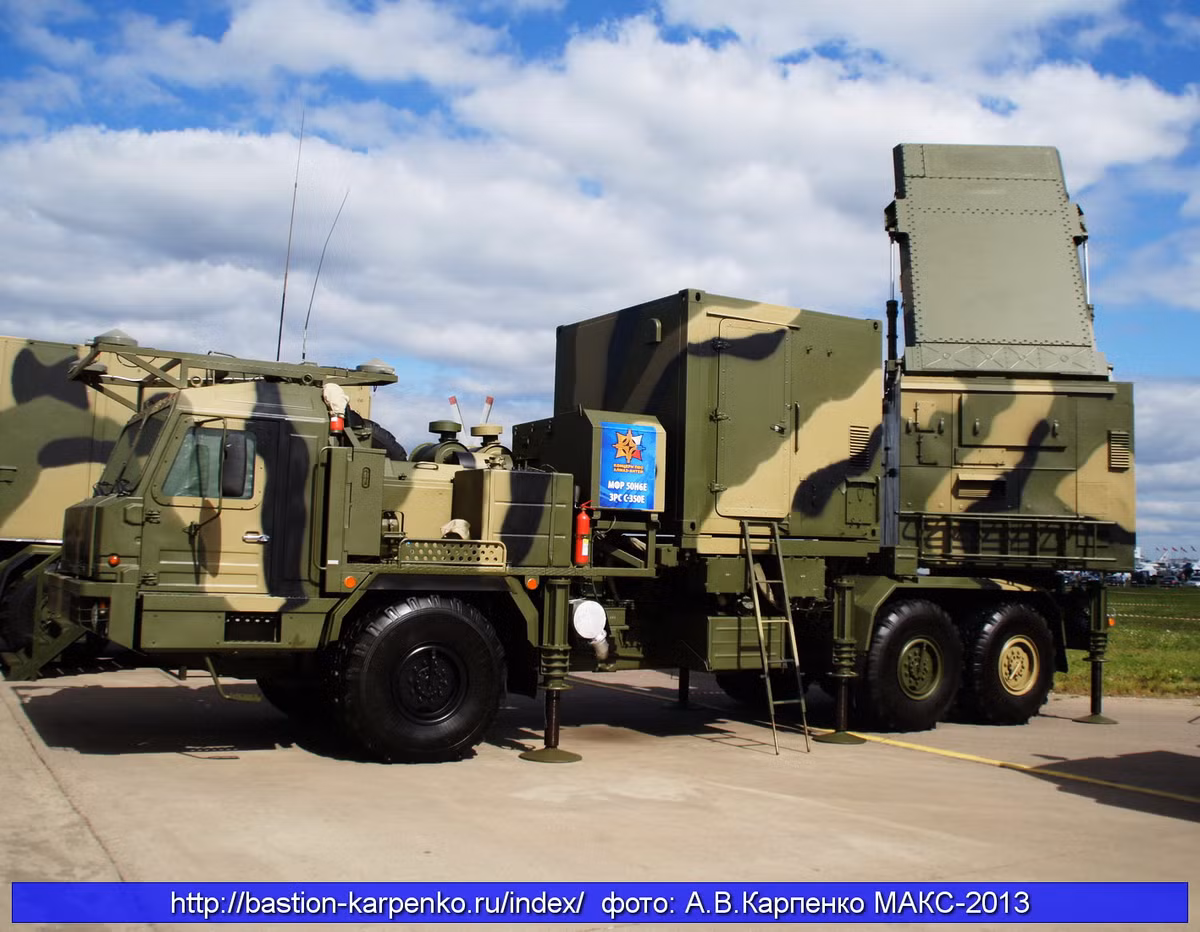 Trong ảnh là đài radar đa chức năng 50N6A làm nhiệm vụ phát hiện sớm, chỉ thị mục tiêu, dẫn đường cho tên lửa đánh chặn. Nguồn ảnh: Bastion-Kapenko