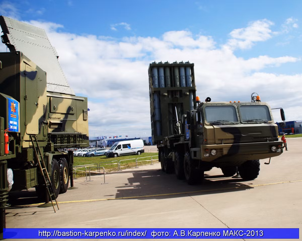 Biên chế một tiểu đoàn tên lửa S-350E được công bố gồm: 1-2 đài radar 50N6A; một trạm chỉ huy 50K6A và 1-8 bệ phóng tên lửa tự hành 50P6. Tất cả các khí tài đều đặt trên khung gầm xe việt dã BAZ – khung gầm này cũng sử dụng cho các hệ thống S-400 hoặc S-300PMU2. Nguồn ảnh: Bastion-Kapenko