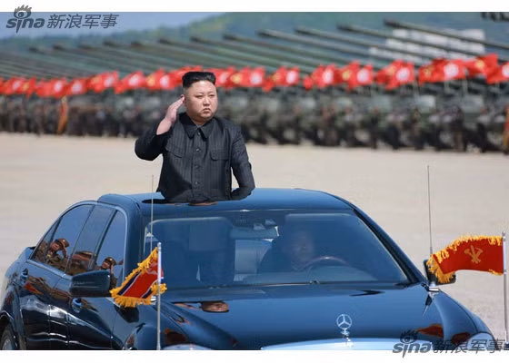 Hãng thông KCNA và báo mạng Trung Quốc vừa tiết lộ một số hình ảnh liên quan tới cuộc tập trận pháo binh lớn nhất trong lịch sử Quân đội Triều Tiên mới diễn ra cách đây ít ngày. Trong ảnh, nhà lãnh đạo Kim Jong-un duyệt đội ngũ trước giờ tập trận. Nguồn ảnh: Sina