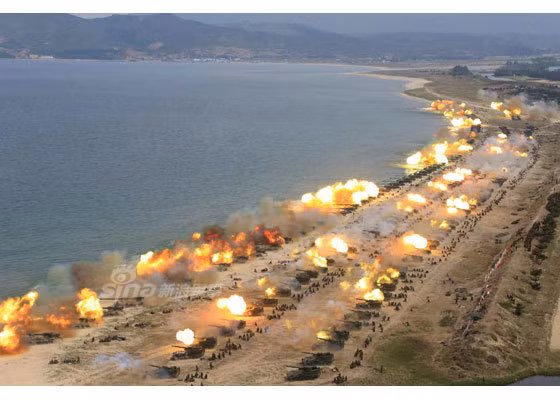 Đồng loạt hàng trăm khẩu pháo tự hành kéo dài cả cây số phát động tấn công tạo nên cảnh tượng choáng ngợp. Nguồn ảnh: Sina