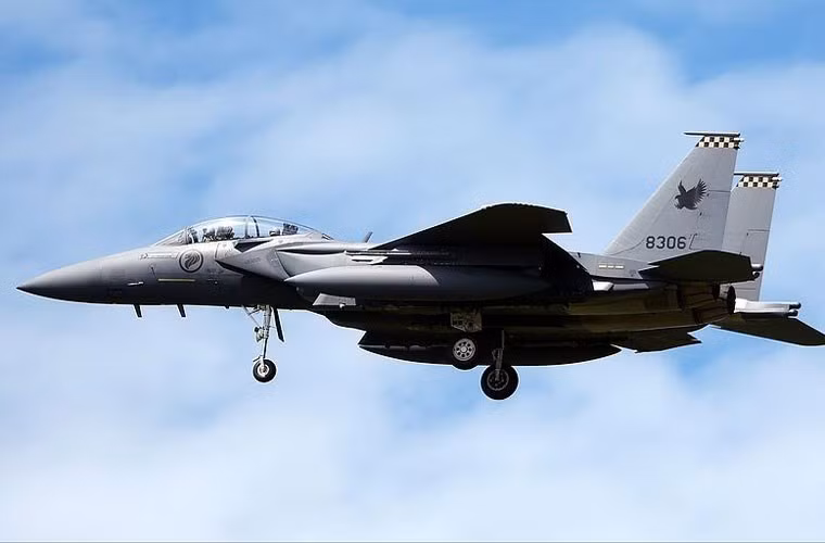 Singapore là quốc gia duy nhất khu vực sở hữu tiêm kích đa năng hạng nặng F-15SG. Đây là loại tiêm kích rất mạnh của Mỹ, có khả năng mang tới 10,4 tấn vũ khí (lớn hơn cả khả năng mang tải của Su-30MK/MK2).