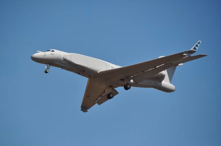 Không quân Singapore còn sở hữu những “mắt thần” trên không G550 AEW với hệ thống radar mạng pha quét chủ động EL/W-2085 có thể theo dõi 100 mục tiêu ở cự ly 370km. So với Saab 340 AEW của Thái Lan thì G550 mạnh hơn một chút.