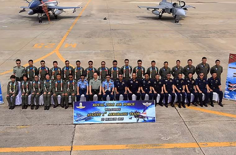 Sĩ quan Thái Lan và Trung Quốc chụp ảnh kỷ niệm.