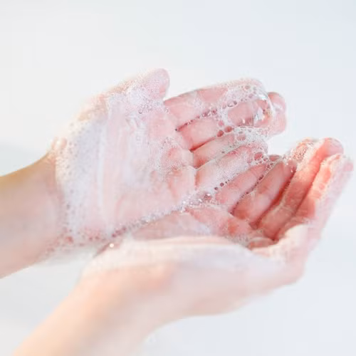 Vệ sinh sạch sẽ trước, sau khi nhập cuộc cũng vô cùng cần thiết. Quên rửa sạch khiến tinh dịch và chất nhờn có cơ hội chảy xuống hậu môn gây ngứa rát, sưng đỏ, cản trở tuần hoàn máu, thậm chí tắc nghẽn mạch máu khiến tình trạng càng trở nên phức tạp.