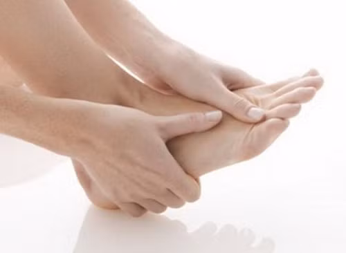 Lạnh chân. Lạnh chân thường xảy ra ở phụ nữ hơn là nam giới, đặc biệt là những người trên 40 tuổi. Đây có thể là biểu hiện của bệnh về tuyến giáp - bộ phận có chức năng điều hòa thân nhiệt và sự trao đổi chất. Sự tuần hoàn máu kém là một nguyên nhân khác gây lạnh chân.
