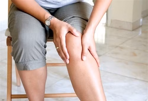 Trong khi đó, trẻ nhỏ, người mắc các chứng bệnh kinh niên như phong thấp, huyết áp cao… dễ bị ảnh hưởng do hệ miễn dịch của họ lúc này không cao.
