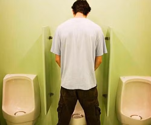 Nếu tần suất tiểu tiện dao động từ 7 – 10 lần bạn có thể hoàn toàn yên tâm. Song việc tăng tuần suất tiểu tiện bất thường có thể ẩn chứa nguy cơ mắc bệnh, bạn cần đặc biết chú ý.