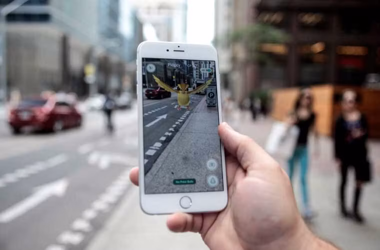 Một chú Pokemon trên màn hình ứng dụng di động Pokemon Go của một nam thanh niên ở Toronto, Ontario.