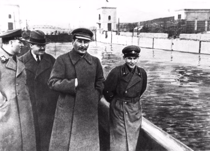 Lãnh đạo Iosef Stalin đã ra lệnh cho nền công nghiệp nước này phải có kế sách phòng thủ, bảo vệ thủ đô Moscow.