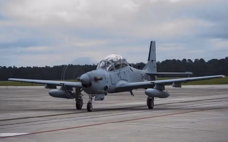 Tốc độ tối đa của Super Tucano là 590 km/h, tầm bay 1.330 km, tải trọng chiến đấu 1,6 tấn. Máy bay tấn công hạng nhẹ có thể mang hai súng máy FN Herstal M3 12,7 mm, pháo tự động 20 mm, tên lửa không đối không và không đối đất, cũng như bom chùm, bom cháy và bom chính xác", ấn phẩm Nga cho biết.