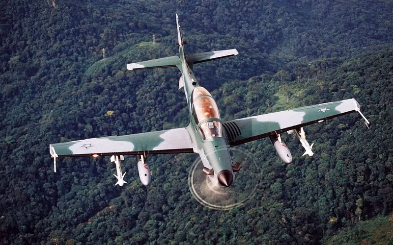 Thông tin về việc Ukraine có ý định từ bỏ tiêm kích Su-27 và MiG-29 của Liên Xô đã xuất hiện hơn một lần, nhưng theo ấn phẩm Reporter của Nga, hiện nay khả năng chuyển sang máy bay cường kích của Brazil đang được tính toán, và rõ ràng đây là quyết định chắc chắn của Ukraine.