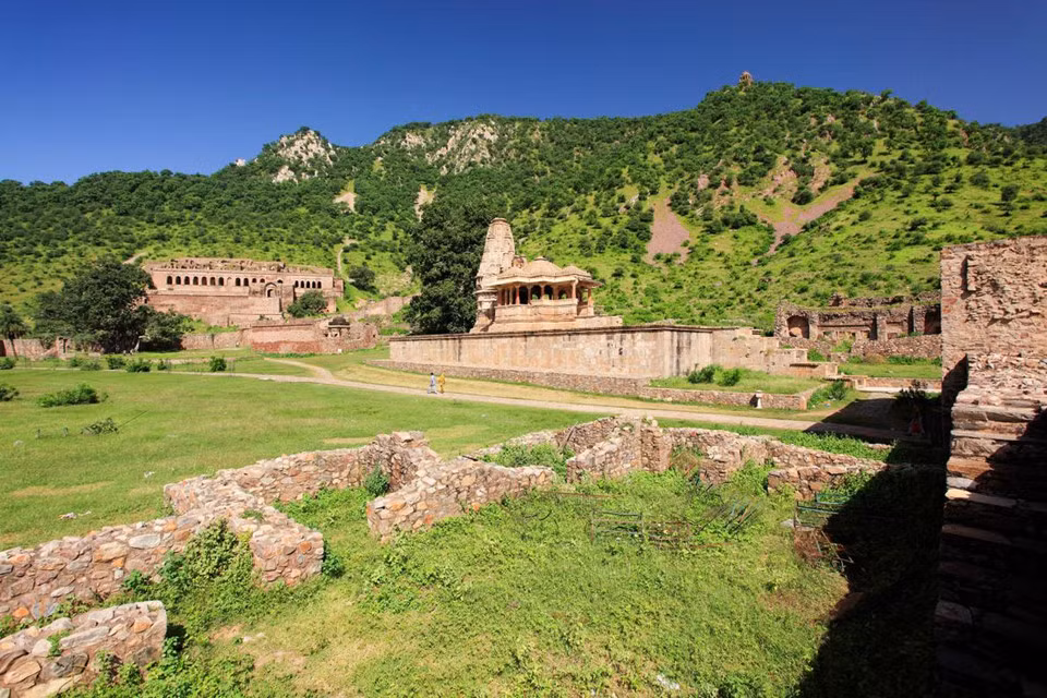 Bhangarh, Rajasthan, Ấn Độ: Vào những năm 1970, sau khi bị raja của Jaipur chiếm đóng, Bhangarh, một thủ phủ địa phương ở phía tây bắc Ấn Độ đã nhanh chóng bị bỏ hoang. Ngày nay, thành phố có niên đại từ khoảng thế kỷ 17 này chỉ còn lại những tàn tích đổ nát gồm pháo đài, đền thờ, chợ trung cổ và những truyền thuyết kỳ lạ về quá trình phát triển và tàn lụi nhanh chóng của thành phố. Ảnh: Uig/Getty.