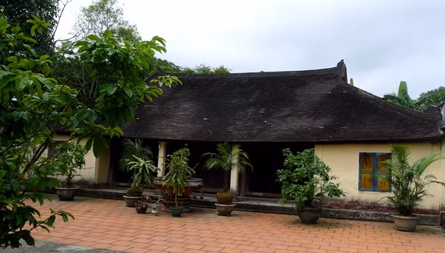 Tên gọi đầu tiên của làng Phước Tích là Phúc Giang, như mong muốn một vùng gần sông nước nhiều phúc lộc. Đến thời Tây Sơn, Phúc Giang được đổi thành Hoàng Giang, để nhớ đến dòng họ khai canh lập làng. Ảnh: Một nét đặc trưng ở Phước Tích là cấu trúc nhà vườn được ngăn cách bởi những hàng chè tàu xanh, thẳng tắp, gọn gàng.