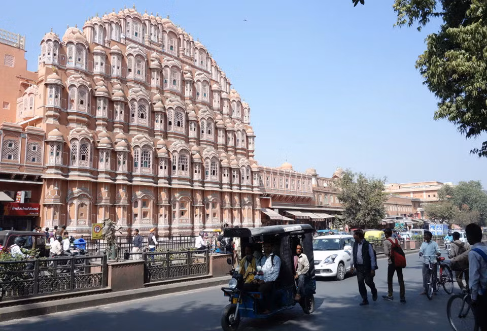Cùng với thủ đô New Delhi của và Agra - quê hương của Taj Mahal, Jaipur là thành phố thứ ba tạo nên đường mòn du lịch “Tam giác vàng” ở Bắc Ấn Độ.