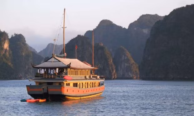 Vịnh Hạ Long (Việt Nam): Vịnh Hạ Long nằm ở phía Đông Bắc Việt Nam với đường bờ biển dài 120 km. Vịnh giống như một bức tranh nước tuyệt đẹp với hàng trăm hòn đảo và núi đá nhô lên từ mặt nước. Giữa lòng núi là các hang động tuyệt đẹp khiến nơi đây là một trong những điểm hấp dẫn du lịch nhất ở Việt Nam. Vịnh Hạ Long đã được UNESCO xếp vào kỳ quan thiên nhiên thế giới năm 2011.