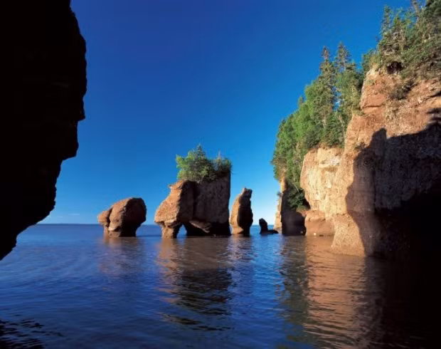 Vịnh Fundy (Canada): Nằm trên vùng bờ biển Đại Tây Dương của Canada, vịnh Fundy nổi tiếng với thủy triều cao vì hình dạng độc đáo của nó. Sự chênh lệch giữa thủy triều cao và thấp lên đến 15 mét, đẹp nhất để nhìn từ tảng đá Hopewell.