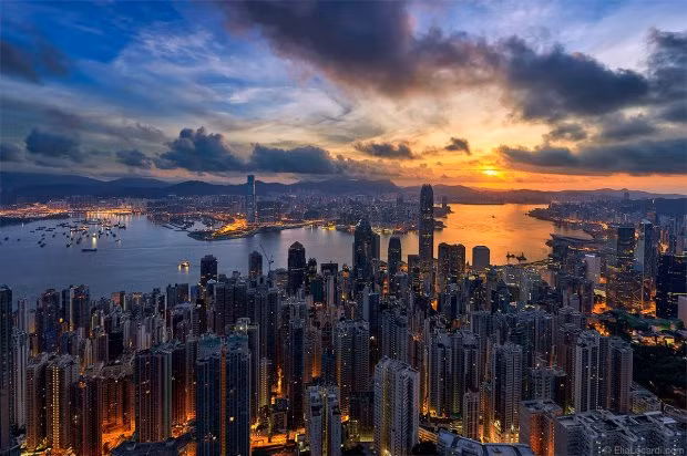 Cảng Victoria (Hong Kong, Trung Quốc): Là cảng biển sâu nhất trên thế giới, cũng là cảng biển bận rộn nhất với tàu, bè và thuyền qua lại hàng ngày, vịnh Victoria đón rất nhiều khách du lịch ở Hongkong. Tại đây, bạn có thể ngắm những tòa nhà chọc trời một bên và bên kia là biển Tsim Sha Tsui nối với lục địa châu Á.