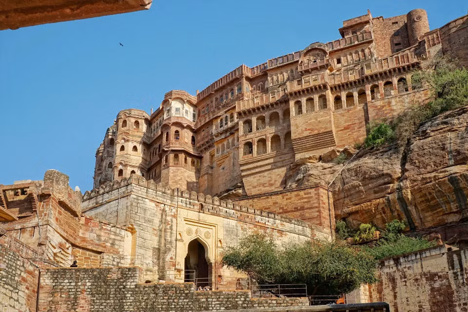Điểm ngắm cảnh đẹp nhất ở Jodhpur là pháo đài Mehrangarh. Từ đây du khách có thể bao quát hết toàn bộ thành phố. Pháo đài được xây dựng vào năm 1460. Nó giống như một cung điện hoàng gia với cung điện, đền thờ, bảo tàng. Ngày nay, một phần của khu phức hợp pháo đài Mehrangarh được nâng cấp thành bảo tàng và khách sạn sang trọng.