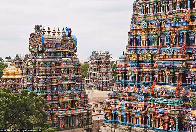 Trong đó có một số đền thờ là nữ thần Meenakshi, nữ thần Parvati, vợ của chúa Shiva trong đạo Hindu. Thêm vào đó, đây còn là một tác phẩm điêu khắc nhằm tôn vinh những anh hùng đã dũng cảm hi sinh trong chiến tranh.