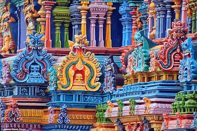 Đền Meenaskshi nằm ở bang Tamil Nadu, miền Nam Ấn Độ, nổi bật với những bức tượng được trang trí bởi nhiều màu sắc rực rỡ. Ngôi đền này bao gồm 14 tòa tháp với 33.000 bức tượng. Chính vì vẻ ngoài độc đáo này mà mỗi ngày nơi đây đón từ 15.000-25.000 lượt du khách ghé thăm.