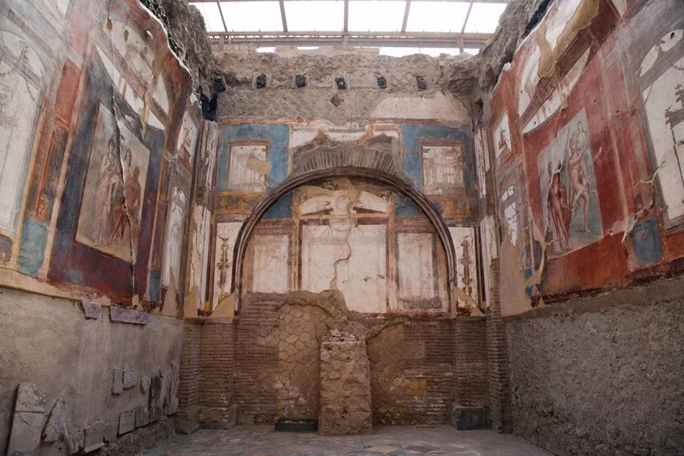 Herculaneum, Naples, Italy: Mùa hè năm 1979, núi lửa Vesuvius phun trào đã chôn vùi khu nghỉ mát ven biển Herculaneum trong tro và đá. Sau các cuộc khai quật khảo cổ, người ta tìm thấy các biệt thự tư nhân, cửa hàng, nhà tắm cùng nhiều tàn tích khác của thị trấn. Ảnh: Scott S. Warren/National Geographic.