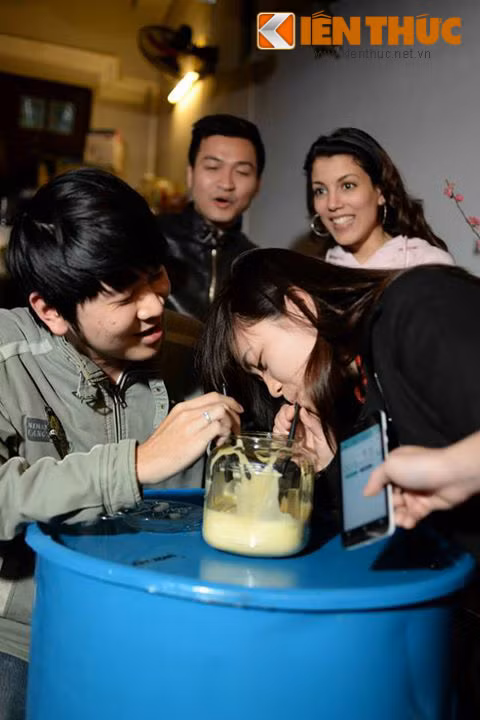Thử thách uống cafe trứng là hoạt động nhân dịp Valentine 2015 diễn ra tại Art Zone - một hội quán, xóm cafe dành cho dân nhiếp ảnh ở Hà Nội. Hoạt động đặc biệt dành cho đối tượng các cặp đôi, bạn trẻ muốn tạo kỷ niệm và vui chơi trong ngày lễ tình nhân.