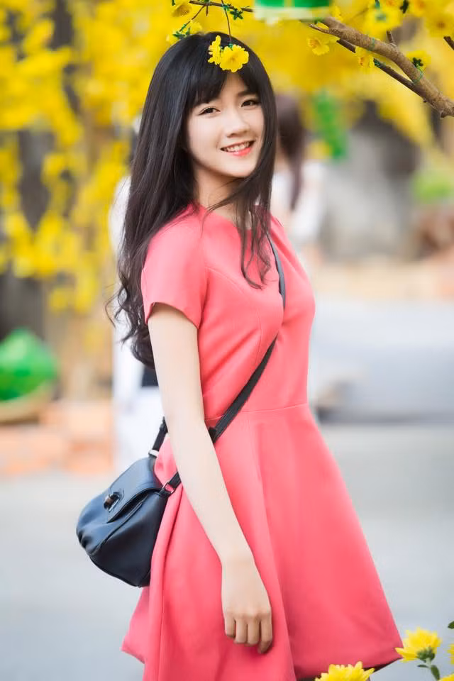Hot girl Kiều Trinh, tiết lộ vẫn đang FA nên đi dạo phố mùa xuân một mình và tung bộ ảnh mới khoe nhan sắc làm các fan mê mệt.