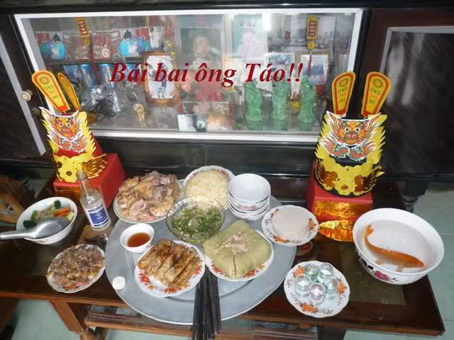 Hình ảnh những mâm cơm cúng, tiễn ông Táo chầu trời cũng được dân mạng liên tục chia sẻ.