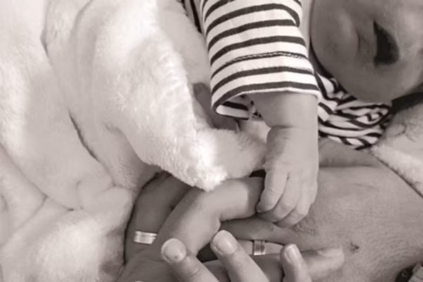 Bé trai chào đời không có mắt mũi, bác sĩ siêu âm bị đình chỉ Be trai chao doi khong co mat mui, bac si sieu am bi dinh chi