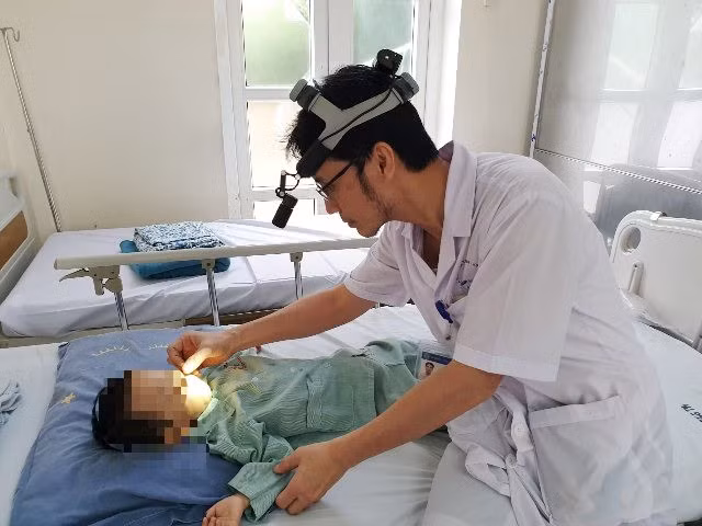Bé trai bị nhỏ nhầm axit vào mũi Be trai bi nho nham axit vao mui