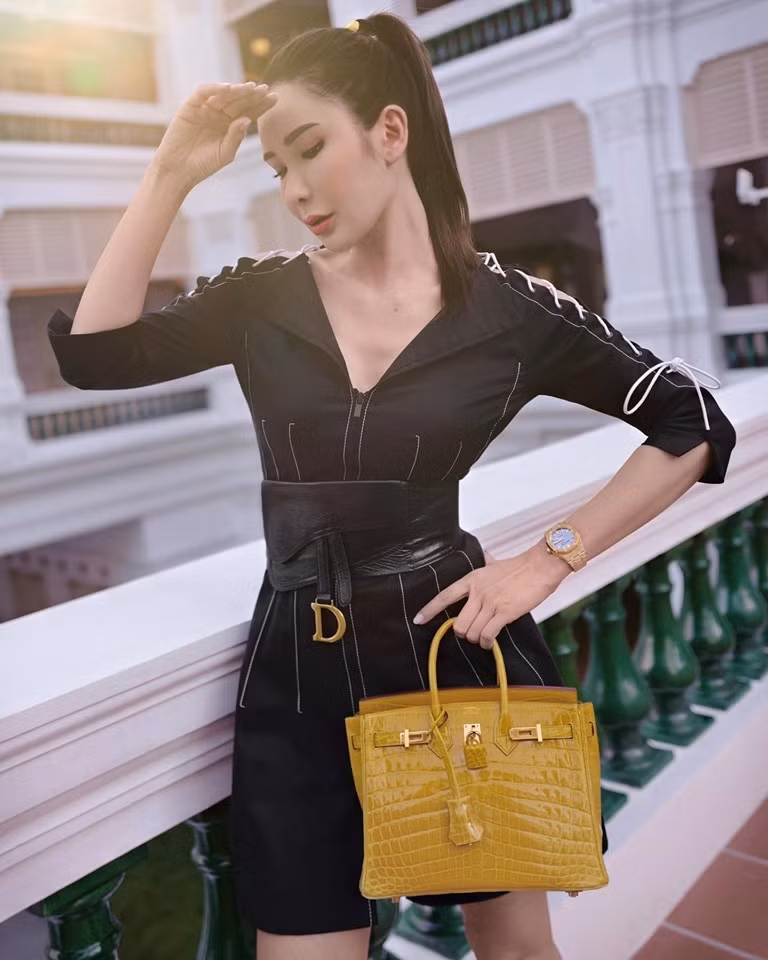 Sau đó, chồng Jamie Chua ngoại tình và bắt đầu lén lút chuyển nhượng số tài sản thành riêng tư sau lưng cô. Jamie Chua liền nộp đơn lên tòa án để đóng băng tài sản trị giá 93,2 triệu đô la Singapore. Năm 2011, hai người chính thức ly hôn.