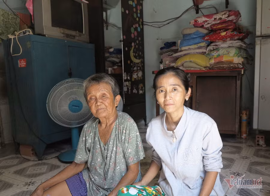 Ba cu ngu gam cau Sai Gon tu nho, 82 tuoi duoc lam giay khai sinh-Hinh-3