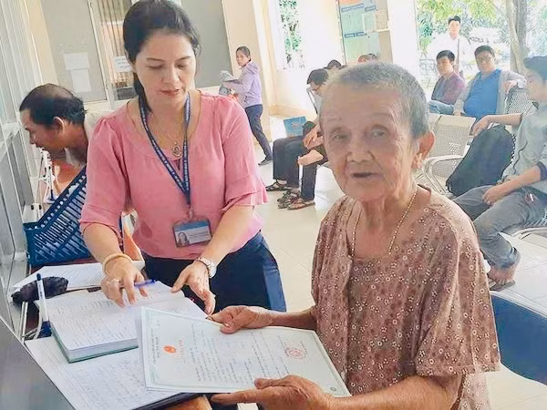 Ba cu ngu gam cau Sai Gon tu nho, 82 tuoi duoc lam giay khai sinh