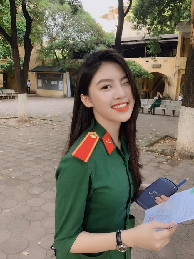 Bên cạnh việc học chuyên ngành, Diệu Linh học song song văn hóa để hoàn thành chương trình cấp 3. Nhờ vẻ ngoài xinh xắn cùng thân hình chuẩn, 10X hiện làm mẫu ảnh và tham gia diễn xuất trong một số phim ngắn.