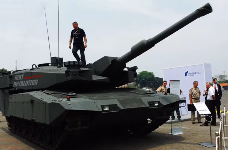 Leopard 2RI được trang bị pháo nòng trơn 120mm L44 ổn định toàn phần với hệ thống nạp đạn thủ công, khả năng tấn công chính xác ngay trong phát đạn đầu được đảm bảo bởi hệ thống kiểm soát hỏa lực cực kỳ hiện đại. Nguồn ảnh: Below the turret ring