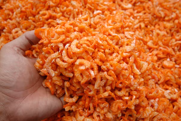 Thông thường cứ 8-10kg tôm tươi cho 1kg tôm khô. Vì vậy, giá tôm khô dao động từ vào trăm nghìn đến hơn 1 triệu đồng/kg tùy loại. Ảnh: Zing.