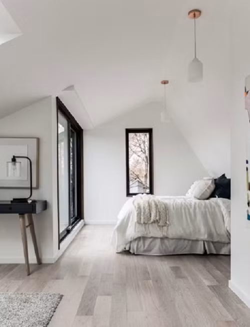 Phòng ngủ được bố trí trên tầng áp mái nhằm đảm bảo sự riêng tư.