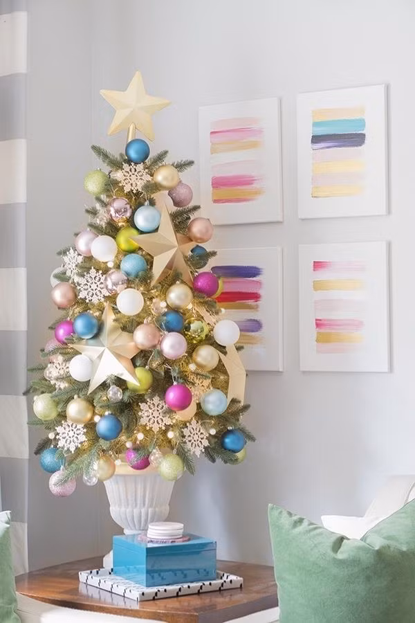 Đồ trang trí họa tiết bông tuyết đủ để trang trí cây thông Noel nhà bạn lung linh hơn bao giờ hết.