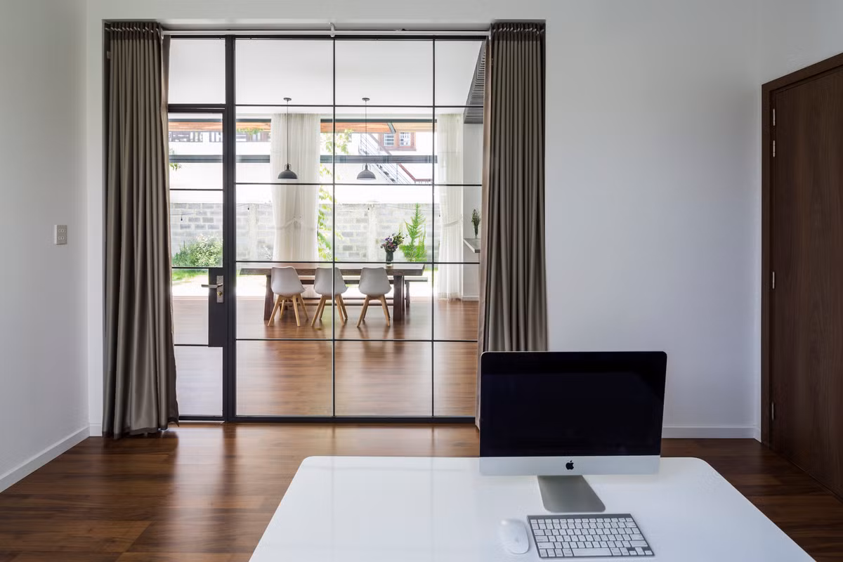 Cửa kính giúp gia chủ vừa làm việc vừa ngắm cảnh thiên nhiên.