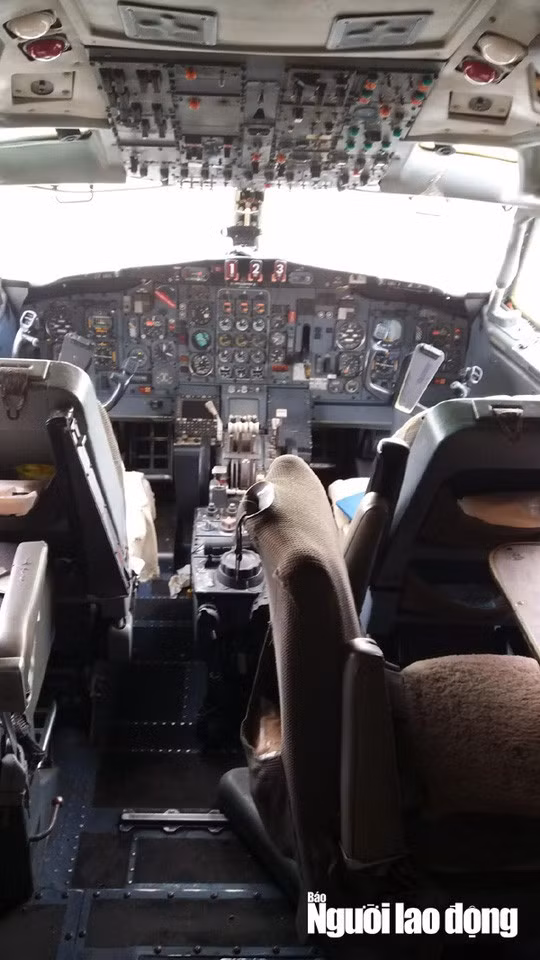 Buồng lái máy bay Boeing 727 vẫn còn tài liệu bay của tổ lái.