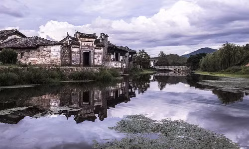 Hơn một thập kỷ cải tạo, ngôi làng đã trở thành khu nghỉ dưỡng 5 sao sang trọng nhưng vẫn giữ được vẻ đẹp truyền thống. Ảnh: Bloomberg.